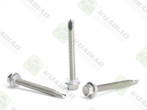 光伏發(fā)電板打螺絲的工位(光伏發(fā)電用的螺絲型號(hào))
